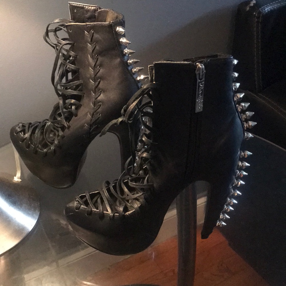 These boots were made to turn heads🌜🌛